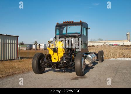 Dieselmotor wird an einem sonnigen Tag in einem Traktor im Freien ausgetauscht Stockfoto