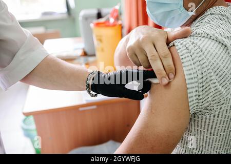 Impfprozess, Impfraum in der Ukraine, Schutz des Immunsystems durch Impfung, Coronavirus-Pandemie. Stockfoto