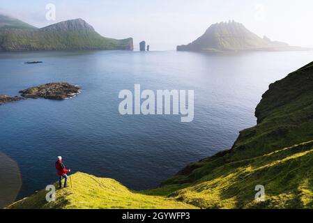 Wandern auf den Färöern entlang der alten Postroute nach Gastadalur mit Blick auf Drangarnir und Tindholmur Stockfoto