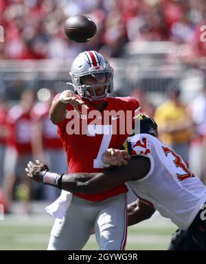 Columbus, Usa. Oktober 2021. Ohio State Buckeyes Quarterback C.J. Stroud (7) wirft einen Pass, als er am Samstag, den 9. Oktober 2021, in der ersten Hälfte in Columbus, Ohio, von den Maryland-Schildkröten Durell Nchami (30) getroffen wird. Foto von Aaron Josefczyk/UPI Credit: UPI/Alamy Live News Stockfoto