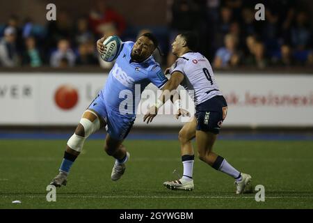 Cardiff, Großbritannien. Oktober 2021. Willis Halaholo von Cardiff Rugby geht an Johan Goosen von den Bulls vorbei. United Rugby Championship, Cardiff Rugby V Vodacom Bulls at the BT Sport Arms Park in Cardiff, South Wales on Saturday 9th October 2021. PIC by Andrew Orchard/Andrew Orchard Sports Photography/Alamy Live News Credit: Andrew Orchard Sports Photography/Alamy Live News Stockfoto