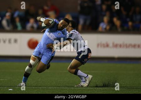 Cardiff, Großbritannien. Oktober 2021. Willis Halaholo von Cardiff Rugby geht an Johan Goosen von den Bulls vorbei. United Rugby Championship, Cardiff Rugby V Vodacom Bulls at the BT Sport Arms Park in Cardiff, South Wales on Saturday 9th October 2021. PIC by Andrew Orchard/Andrew Orchard Sports Photography/Alamy Live News Credit: Andrew Orchard Sports Photography/Alamy Live News Stockfoto