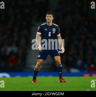 Hampden Park, Glasgow, Großbritannien. Oktober 2021. FIFA Fußball-Weltmeisterschaft, Schottland gegen Israel; Kieran Tierney aus Schottland Credit: Action Plus Sports/Alamy Live News Stockfoto