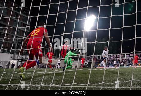 Der Engländer Ben Chilwell erzielt beim FIFA-WM-Qualifikationsspiel im Estadi Nacional, Andorra, das erste Tor seiner Spielmannschaft. Bilddatum: Samstag, 9. Oktober 2021. Stockfoto