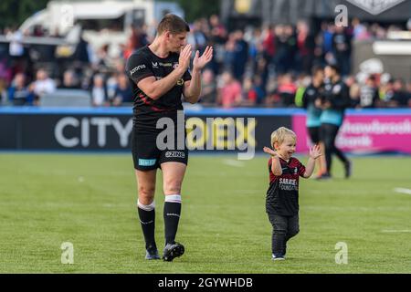 LONDON, GROSSBRITANNIEN. Oktober 2021. Owen Farrell von Saracens (Capt.) (Mitte) mit seinem Sohn begrüßt die Fans nach dem Spiel während der Gallagher Premiership Rugby-Runde 4 Match zwischen Saracens und Newcastle Falcons im StoneX Stadium am Samstag, den 09. Oktober 2021. LONDON, ENGLAND. Kredit: Taka G Wu/Alamy Live Nachrichten Stockfoto