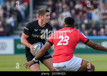 LONDON, GROSSBRITANNIEN. Oktober 2021. Owen Farrell von Saracens (Capt.) (Links) wird während des Spiels der Gallagher Premiership Rugby-Runde 4 zwischen Saracens und Newcastle Falcons am Samstag, den 09. Oktober 2021 im StoneX Stadium angegangen. LONDON, ENGLAND. Kredit: Taka G Wu/Alamy Live Nachrichten Stockfoto