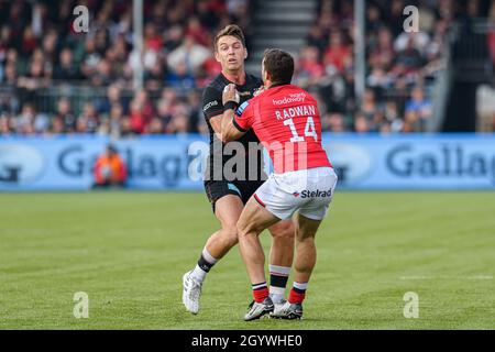 LONDON, GROSSBRITANNIEN. Oktober 2021. Alex Lewington von Saracens wird während des Spiels der Gallagher Premiership Rugby-Runde 4 zwischen Saracens und Newcastle Falcons am Samstag, den 09. Oktober 2021 im StoneX Stadium angegangen. LONDON, ENGLAND. Kredit: Taka G Wu/Alamy Live Nachrichten Stockfoto