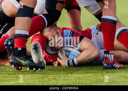 LONDON, GROSSBRITANNIEN. Oktober 2021. Mike Brown von Newcastle Falcons wird während des Spiels der Gallagher Premiership Rugby-Runde 4 zwischen Saracens und Newcastle Falcons am Samstag, den 09. Oktober 2021 im StoneX Stadium angegangen. LONDON, ENGLAND. Kredit: Taka G Wu/Alamy Live Nachrichten Stockfoto