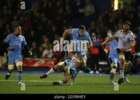 Cardiff, Großbritannien. Oktober 2021. SEB Davies von Cardiff Rugby erhebt Vorwurf. United Rugby Championship, Cardiff Rugby V Vodacom Bulls at the BT Sport Arms Park in Cardiff, South Wales on Saturday 9th October 2021. PIC by Andrew Orchard/Andrew Orchard Sports Photography/Alamy Live News Credit: Andrew Orchard Sports Photography/Alamy Live News Stockfoto