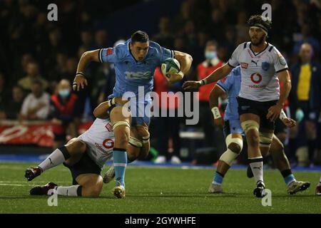 Cardiff, Großbritannien. Oktober 2021. SEB Davies von Cardiff Rugby erhebt Vorwurf. United Rugby Championship, Cardiff Rugby V Vodacom Bulls at the BT Sport Arms Park in Cardiff, South Wales on Saturday 9th October 2021. PIC by Andrew Orchard/Andrew Orchard Sports Photography/Alamy Live News Credit: Andrew Orchard Sports Photography/Alamy Live News Stockfoto