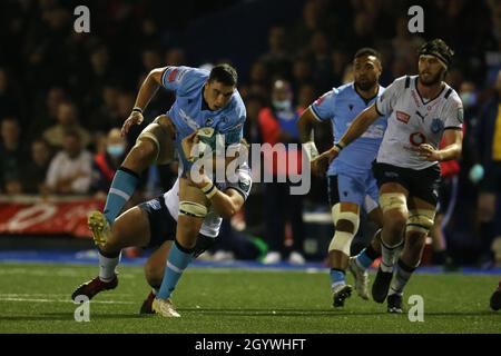 Cardiff, Großbritannien. Oktober 2021. SEB Davies von Cardiff Rugby erhebt Vorwurf. United Rugby Championship, Cardiff Rugby V Vodacom Bulls at the BT Sport Arms Park in Cardiff, South Wales on Saturday 9th October 2021. PIC by Andrew Orchard/Andrew Orchard Sports Photography/Alamy Live News Credit: Andrew Orchard Sports Photography/Alamy Live News Stockfoto