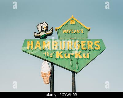 Waylans Ku Ku Hamburgers Schild, an der Route 66 in Miami, Oklahoma Stockfoto