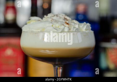 Alkoholischer Kaffeecocktail mit nussiger Note und Schlagsahne, cremigem und süßem Getränk Stockfoto