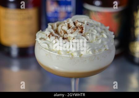 Alkoholischer Kaffeecocktail mit nussiger Note und Schlagsahne, cremigem und süßem Getränk Stockfoto
