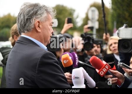 Presseerklärung Von Werner Kogler Die Grünen Vor Der Hofburg In Wien Stockfoto