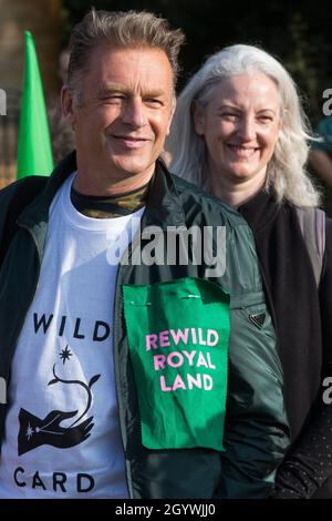 London, Großbritannien. Oktober 2021. Der Naturschützer und Sender Chris Packham begleitet viele Familien bei einer von Wild Card organisierten Rewild Royal Land Prozession zum Buckingham Palace, einer neuen Kampagne, die die größten Grundbesitzer Großbritanniens auffordert, zusammen mit 38 Grad zurückzugeben. Die Aktivisten fordern die königliche Familie, die größte Landbesitzerfamilie im Vereinigten Königreich, auf, ihre Ländereien zu verwüsten, um bei der Bewältigung der Klimakrise zu helfen, und ein 14-jähriger Junge legte vor den Toren des Buckingham Palace eine Petition vor, die von über 100,000 Menschen unterzeichnet wurde. Kredit: Mark Kerrison/Alamy Live Nachrichten Stockfoto