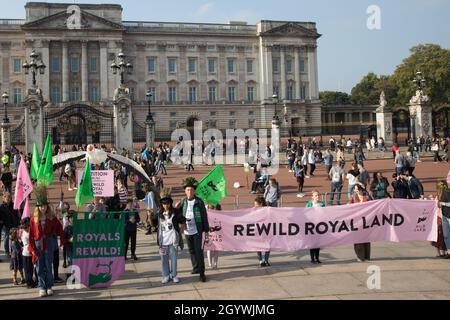 London, Großbritannien. Oktober 2021. Der Naturschützer und Sender Chris Packham (c) nimmt mit vielen Kindern an einer von Wild Card organisierten Rewild Royal Land Prozession zum Buckingham Palace Teil, einer neuen Kampagne, die die größten Grundbesitzer Großbritanniens auffordert, 38 Grad zurückzugeben. Die Aktivisten fordern die königliche Familie, die größte Landbesitzerfamilie im Vereinigten Königreich, auf, ihre Ländereien zu verwüsten, um bei der Bewältigung der Klimakrise zu helfen, und ein 14-jähriger Junge legte vor den Toren des Buckingham Palace eine Petition vor, die von über 100,000 Menschen unterzeichnet wurde. Kredit: Mark Kerrison/Alamy Live Nachrichten Stockfoto