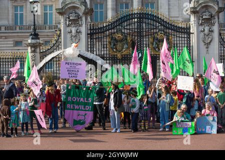 London, Großbritannien. Oktober 2021. Der Naturschützer und Sender Chris Packham (c) nimmt mit vielen Kindern an einer von Wild Card organisierten Rewild Royal Land Prozession zum Buckingham Palace Teil, einer neuen Kampagne, die die größten Grundbesitzer Großbritanniens auffordert, 38 Grad zurückzugeben. Die Aktivisten fordern die königliche Familie, die größte Landbesitzerfamilie im Vereinigten Königreich, auf, ihre Ländereien zu verwüsten, um bei der Bewältigung der Klimakrise zu helfen, und ein 14-jähriger Junge legte vor den Toren des Buckingham Palace eine Petition vor, die von über 100,000 Menschen unterzeichnet wurde. Kredit: Mark Kerrison/Alamy Live Nachrichten Stockfoto