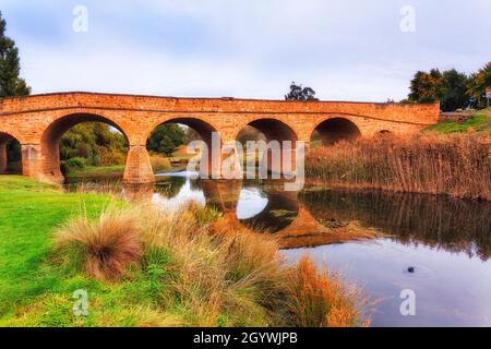 Historische Steinbrücke in Richmond, Tasmanien, erbaut von Strafgefangenen - landschaftlich reizvolle Sehenswürdigkeit. Stockfoto