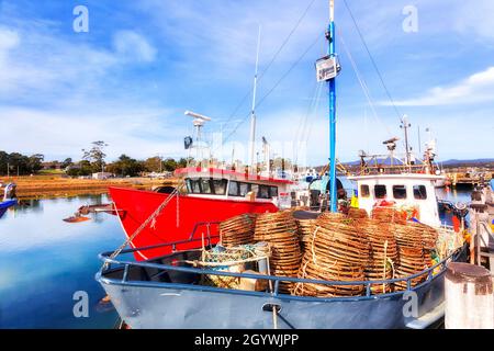 Nautische lokale Fischerboote in Triabunna Stadt an der Tasmanischen Ostküste, Spring Bay. Stockfoto