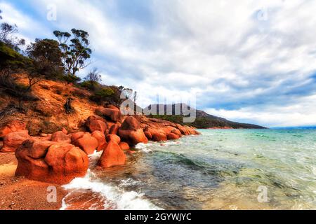 Malerische, farbenfrohe Küste in der Honeymoon Bay an der tasmanischen Pazifikküste auf der Halbinsel Freycinet Stockfoto