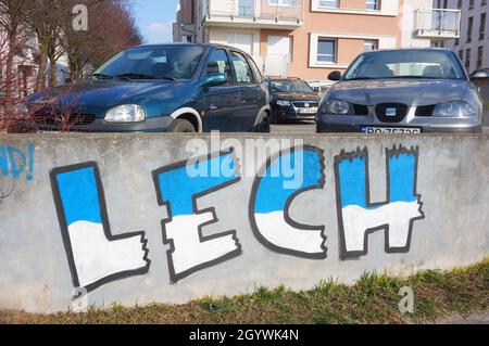 POZNAN, POLEN - 01. Apr 2016: Ein Text des Fußballvereins Lech, der an einer kleinen Wand von geparkten Autos in der Nähe von Wohnhäusern gezeichnet wurde Stockfoto