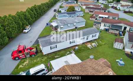 Luftaufnahme eines hergestellten, mobilen, Prefab-Hauses, das von einem Grundstück in einem Park entfernt wurde Stockfoto