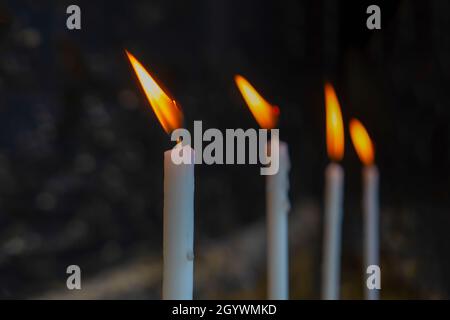 Komposition Brennen von vier weißen Kerzen. (Selektiver Fokus) Konzept der Magie, des Glaubens. Stockfoto