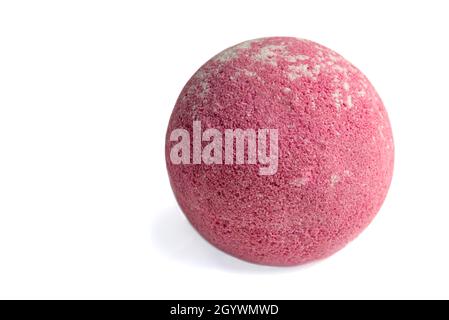 Aromatische Bombe für das Badezimmer auf weißem Hintergrund. Aromatische Badebulle in roter Farbe. Stockfoto