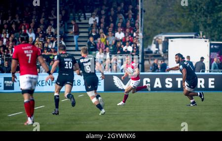 London, Großbritannien. Oktober 2021. Mike Brown von Newcastle Falcons bekommt am 9. Oktober 2021 in der ersten Hälfte des Rugby-Spiels der Gallagher Premiership zwischen Saracens und Newcastle Falcons Rugby im StoneX Stadium, London, England, den Ball in die Hand. Foto von Phil Hutchinson. Nur zur redaktionellen Verwendung, Lizenz für kommerzielle Nutzung erforderlich. Keine Verwendung bei Wetten, Spielen oder Veröffentlichungen einzelner Clubs/Vereine/Spieler. Kredit: UK Sports Pics Ltd/Alamy Live Nachrichten Stockfoto