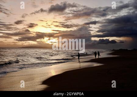 Sonnenuntergang an einem windigen Tag am Kekaha Beach Stockfoto