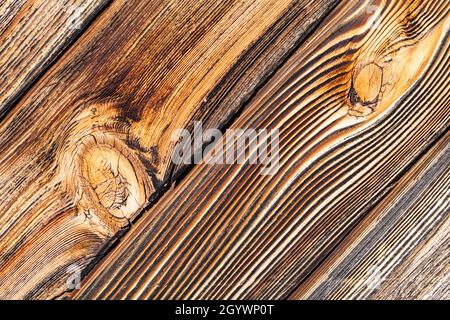 Gebeiztes Zederngleis diagonal an einer Außenwand des Britannia Ship Yard in Steveston British Columbia, Kanada Stockfoto