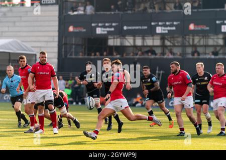 London, Großbritannien. Oktober 2021. Ben Stevenson #13 von Newcastle Falcons räumt am 10/9/2021 den Ball in London, Großbritannien. (Foto von Richard Washbrooke/News Images/Sipa USA) Quelle: SIPA USA/Alamy Live News Stockfoto