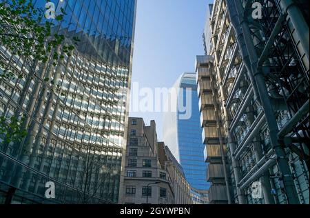 Die Spiegelungen des Lloyd's-Gebäudes in der City of London an einem klaren, sonnigen Tag. London - 9. Oktober 2021 Stockfoto