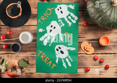 Schritt-für-Schritt Halloween Tutorial Geister Kinder Handprint. Schritt 10: Füge Trick or Treat oder was auch immer du willst hinzu. Draufsicht Stockfoto