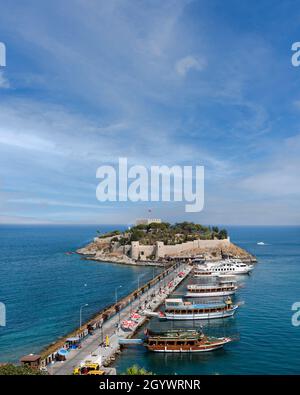 Kusadasi, Türkei - 23. August 2021: Das Taubeninsel-Schloss (Guvercinada kalesi auf Türkisch) ist eine Touristenattraktion. Stockfoto