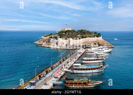 Kusadasi, Türkei - 23. August 2021: Das Taubeninsel-Schloss (Guvercinada kalesi auf Türkisch) ist eine Touristenattraktion. Stockfoto