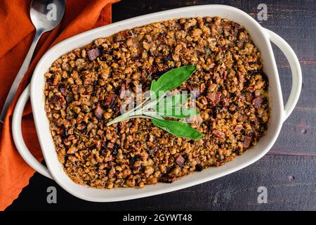 Bourbon Sweet Potato Auflauf mit gerösteten Pekannüssen und zerbröseltem Bacon: Süßkartoffelauflauf mit Pekannüsse in einer Auflaufform Stockfoto