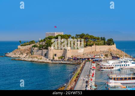 Kusadasi, Türkei - 23. August 2021: Das Taubeninsel-Schloss (Guvercinada kalesi auf Türkisch) ist eine Touristenattraktion. Stockfoto