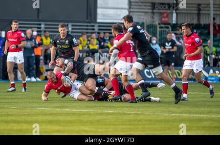 London, Großbritannien. Oktober 2021. Mike Brown aus Newcastle Falcons wird am 9. Oktober 2021 im Gallagher Premiership Rugby-Spiel zwischen Saracens und Newcastle Falcons Rugby im StoneX Stadium, London, England, von Marco Riccioni aus Saracens angegangen. Foto von Phil Hutchinson. Nur zur redaktionellen Verwendung, Lizenz für kommerzielle Nutzung erforderlich. Keine Verwendung bei Wetten, Spielen oder Veröffentlichungen einzelner Clubs/Vereine/Spieler. Kredit: UK Sports Pics Ltd/Alamy Live Nachrichten Stockfoto