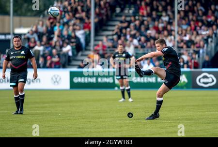 London, Großbritannien. Oktober 2021. Owen Farrell von Saracens tritt am 9. Oktober 2021 beim Gallagher Premiership Rugby-Spiel zwischen Saracens und Newcastle Falcons Rugby im StoneX Stadium, London, England, für die Konvertierung ein. Foto von Phil Hutchinson. Nur zur redaktionellen Verwendung, Lizenz für kommerzielle Nutzung erforderlich. Keine Verwendung bei Wetten, Spielen oder Veröffentlichungen einzelner Clubs/Vereine/Spieler. Kredit: UK Sports Pics Ltd/Alamy Live Nachrichten Stockfoto