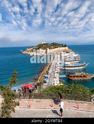 Kusadasi, Türkei - 23. August 2021: Das Taubeninsel-Schloss (Guvercinada kalesi auf Türkisch) ist eine Touristenattraktion. Stockfoto