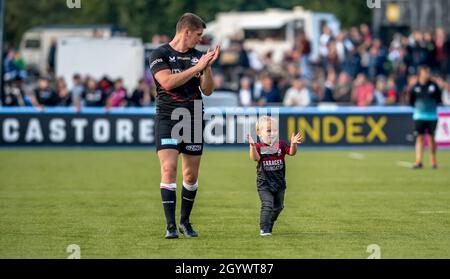 London, Großbritannien. Oktober 2021. Saracens-Spieler, darunter auch einige junge, gratulieren der Menge am Ende des Gallagher Premiership Rugby-Spiels zwischen Saracens und Newcastle Falcons Rugby am 9. Oktober 2021 im StoneX Stadium, London, England. Foto von Phil Hutchinson. Nur zur redaktionellen Verwendung, Lizenz für kommerzielle Nutzung erforderlich. Keine Verwendung bei Wetten, Spielen oder Veröffentlichungen einzelner Clubs/Vereine/Spieler. Kredit: UK Sports Pics Ltd/Alamy Live Nachrichten Stockfoto