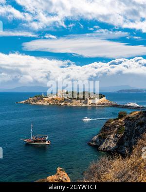 Kusadasi, Türkei - 23. August 2021: Das Taubeninsel-Schloss (Guvercinada kalesi auf Türkisch) ist eine Touristenattraktion. Stockfoto