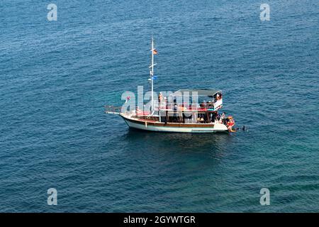 Kusadasi, Aydin, Türkei - 23. August 2021:Bootstaucher für touristische Zwecke. Stockfoto