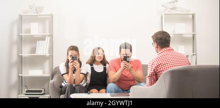 Psychologe geben Familientherapie für Telefon süchtig Papa Mutter und Tochter Mädchen, Kommunikation Stockfoto