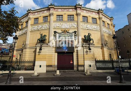 Blick auf den Cirque d'Hiver -Winter Circus. Das Theater wurde vom Architekten Jacques Ignace Hittorff entworfen und 1852 von Kaiser Napoleon III. Eröffnet Stockfoto