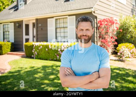 makler begrüßen Besucher. Mieten oder kaufen neues Haus. Home versichern. Property Insurance Promotion Stockfoto