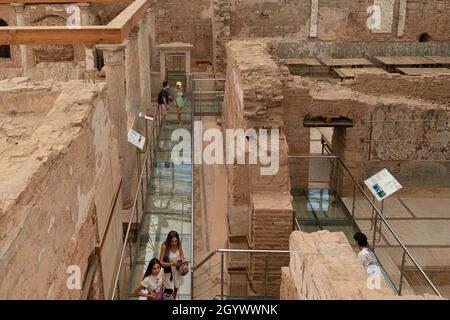 Efes, Izmir, Türkei - 23. August 2021: Blick von der archäologischen Stätte auf die Terrace Houses (Yamac Evler auf Türkisch). Stockfoto