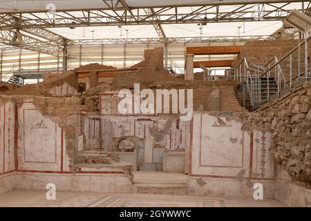 Efes, Izmir, Türkei - 23. August 2021: Blick von der archäologischen Stätte die Terrassenhäuser (Yamac Evler auf Türkisch) Stockfoto